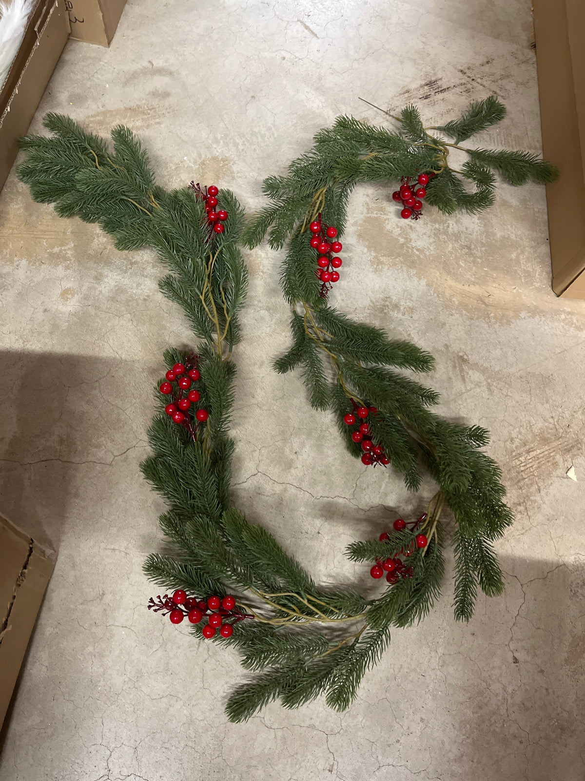 XMAS PINE W/BERRY GARLAND-37611
