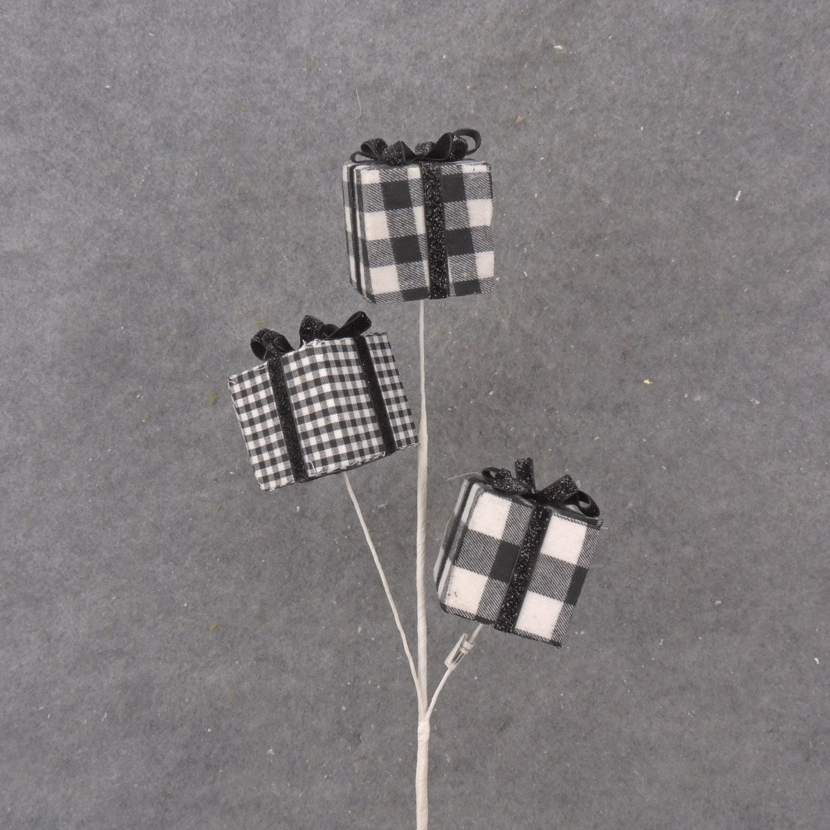 GIFT BOX SPRAY X3 24" BLACK/WHITE PLAID MIX - XA9032-BWT