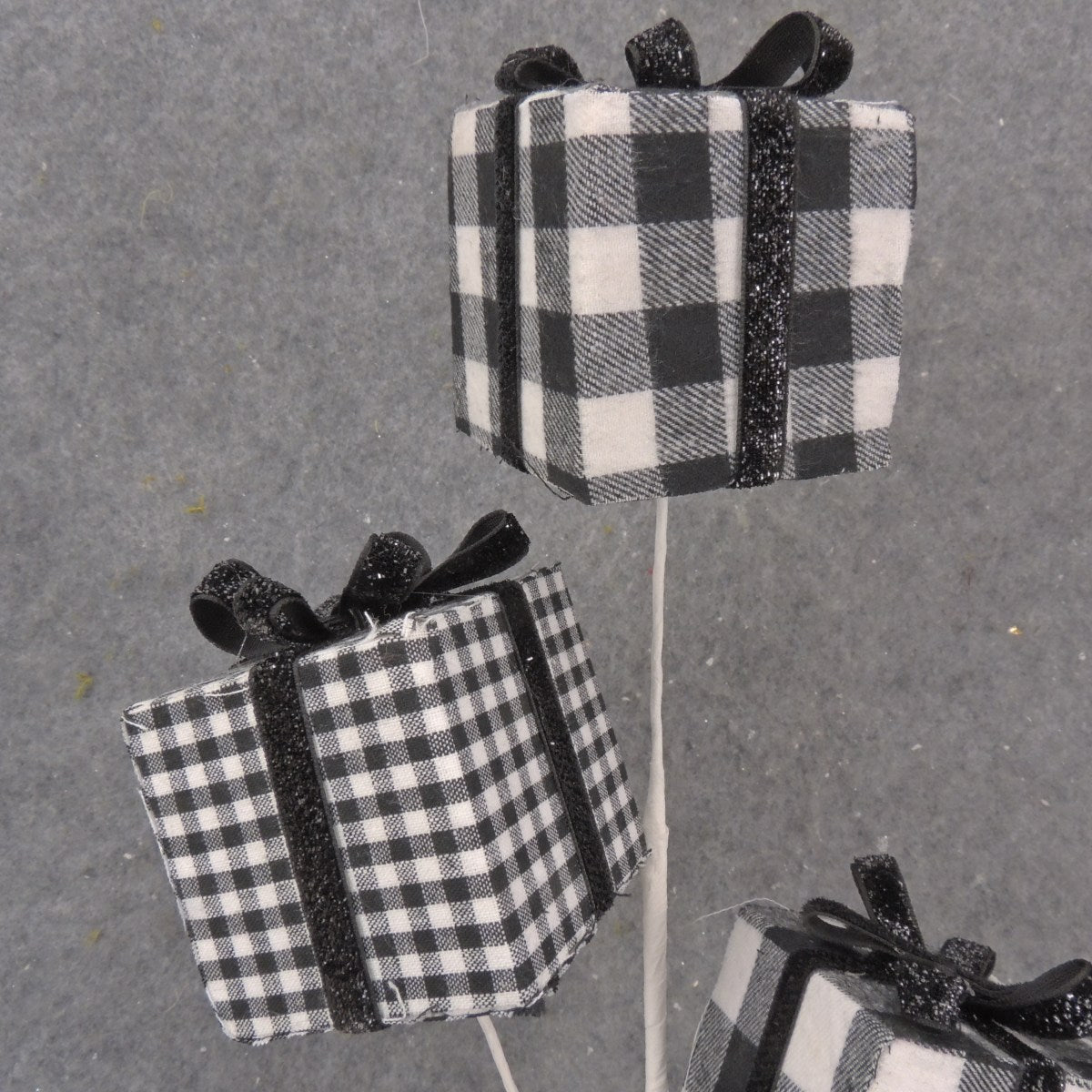 GIFT BOX SPRAY X3 24" BLACK/WHITE PLAID MIX - XA9032-BWT